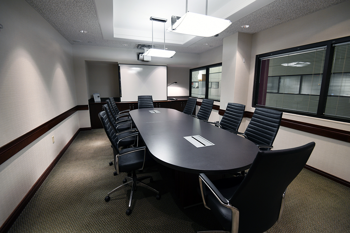 Нужно офисное помещение. Переговорная комната. Современная переговорная комната. Комната переговоров. Переговорная комната в офисе.
