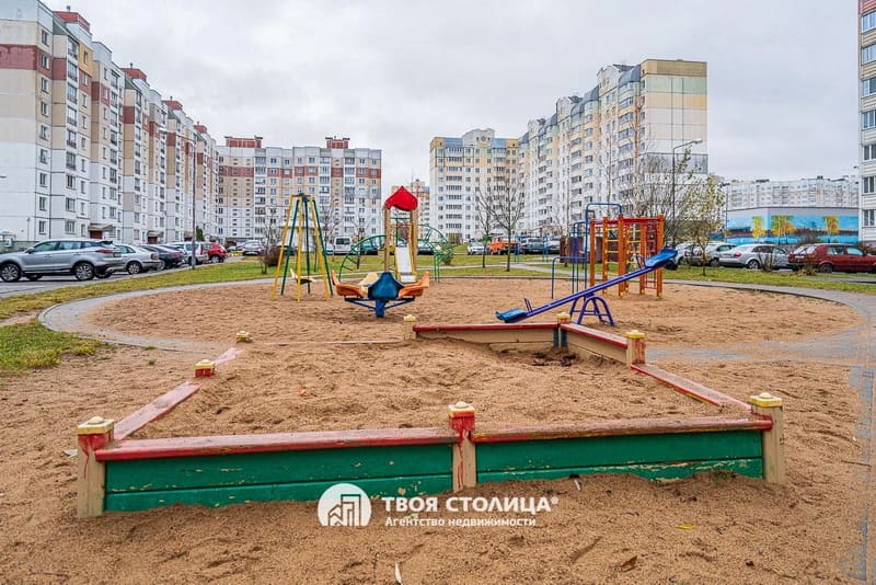 Двухкомнатная квартира на Чичурина, 2 - детская площадка