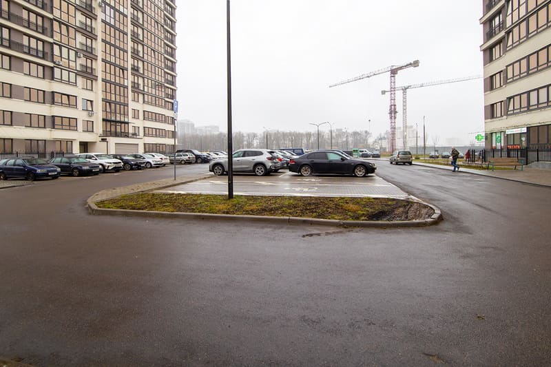 4. Стоянка перед домом.jpg