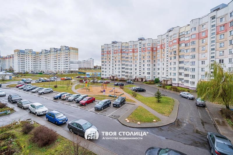 Двухкомнатная квартира на Чичурина, 2 - двор со свободными парковочными местами