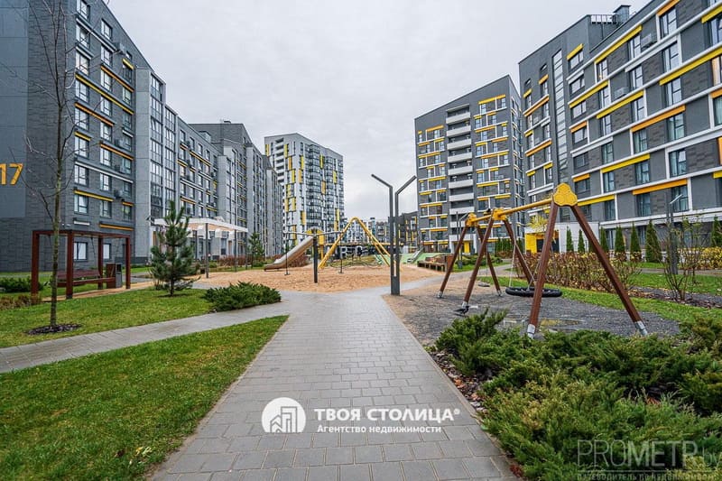 Трёхкомнатная квартира в Грушевом квартале. Новая Боровая, Авиационная, 19. Двор