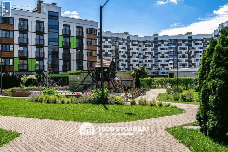 Трёхкомнатная квартира в Новой Боровой ул. Авиационная 1. Детская площадка