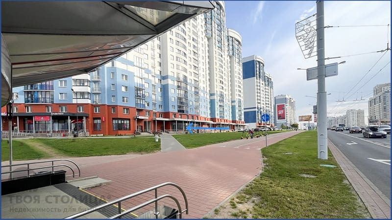 Торговое помещение на Дзержинского 26. Вид от станции метро Грушевка