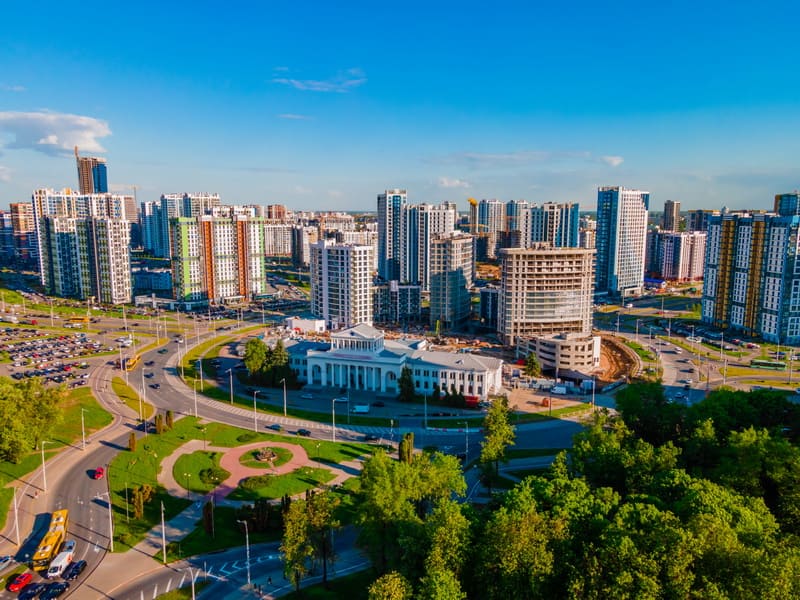 Многофункциональные бизнес-апартаменты в Минск Мире. Вид на старое здание аэровокзала