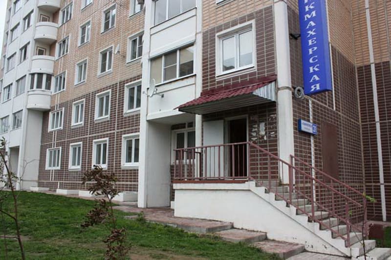 Парикмахерская на первом этаже в старом жилом фонде