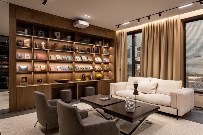 Библиотека и кинотеатр в подъезде квартала Depo