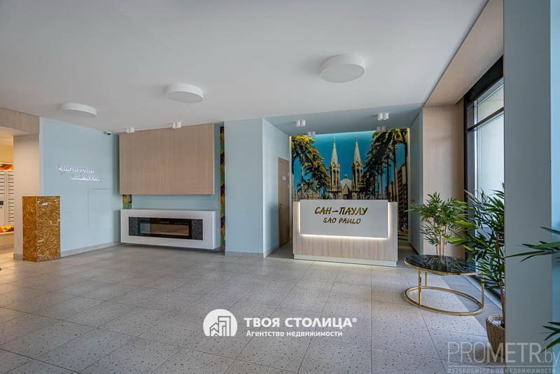 Большая студия на ул. Леонида Щемелёва, 10. Холл подъезда