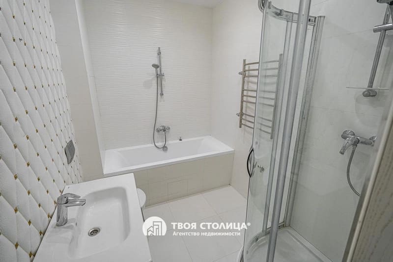 Однокомнатная квартира в ЖК Изумрудный. Санузел с ванной и душевой кабиной