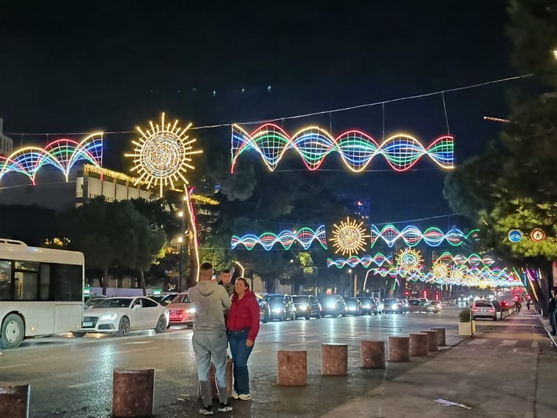 Рождественская иллюминация в Тиране 2025