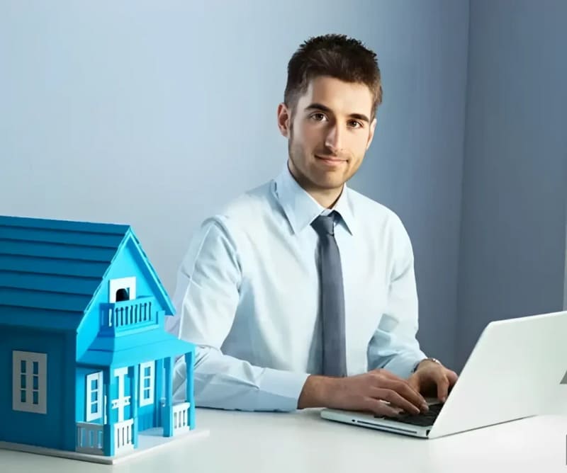 Агент по недвижимости за компьютером и работает с ИИ