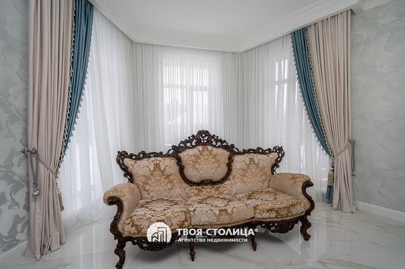 Новый таунхаус в Дроздово. Эркер с диваном