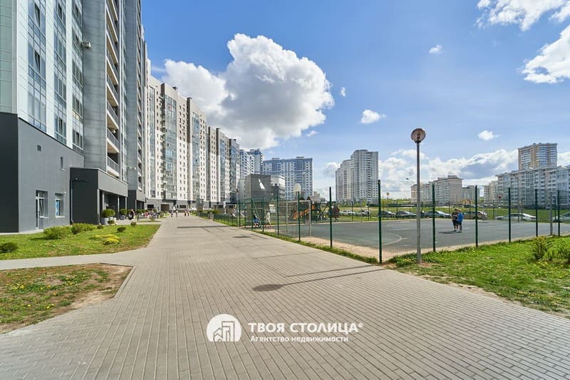 Аренда двухкомнатной квартиры в ЖК Лазурит. Спортивная и детская площадки во дворе