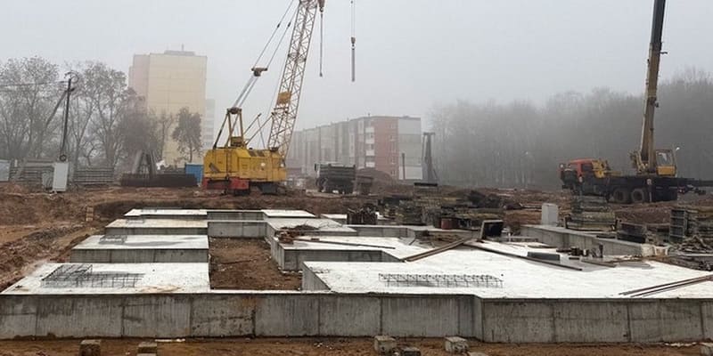 Новый дом в квартале улиц Притыцкого - Скрипникова - Академика Вышелесского. Начало строительства