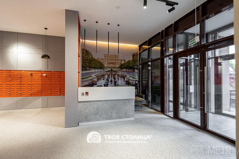 Холл подъезда в доме Бухарест в Минск-Мире