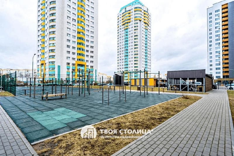 Однокомнатная квартира на Дзержинского, 90. Детская площадка во дворе