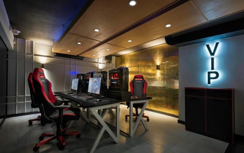 Стильный компьютерный клуб в цоколе Стильный компьютерный клуб в цоколе