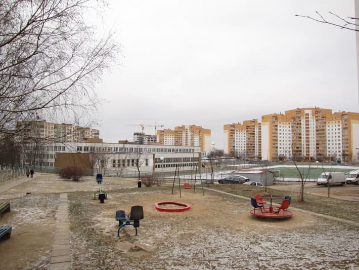 Пустая детская площадка в Веснянке