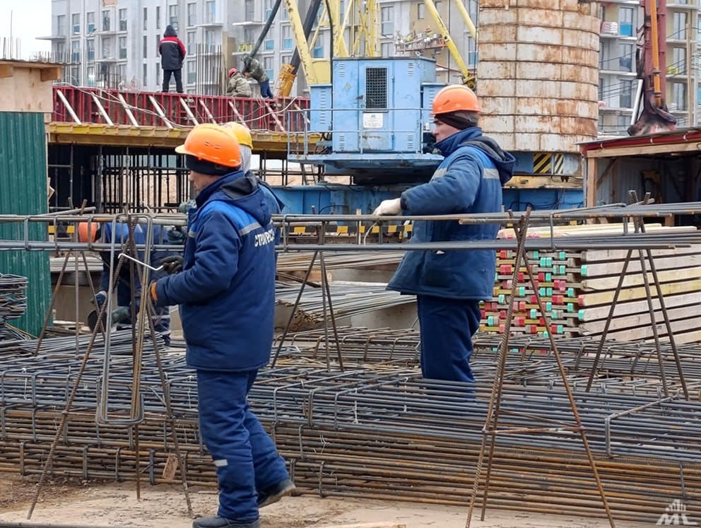 Арматурщики на стройке первого детского сада в Северном береге