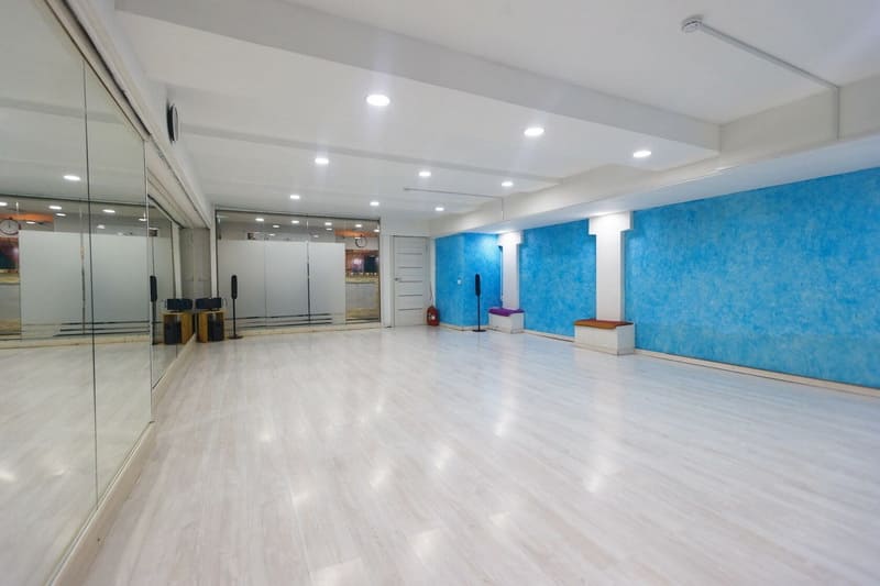 Танцевальный зал в цоколе Танцевальный зал в цоколе