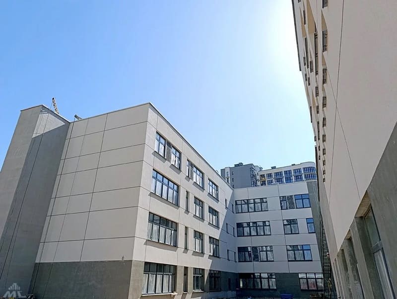Новая школа в Минск-Мире - вид со двора