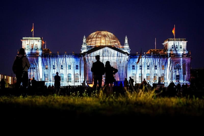 Праздничная подсветка Рейхстага в Берлине 2025