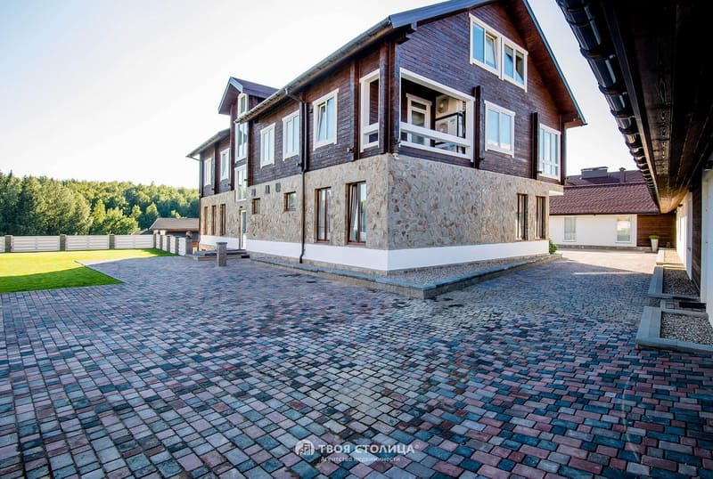 Элитный коттедж в Логожеске. Замощёная часть участка