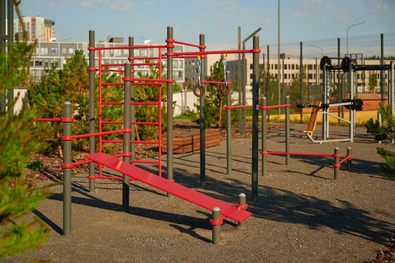 Центральный парк в Новой Боровой - гимнастическая площадка